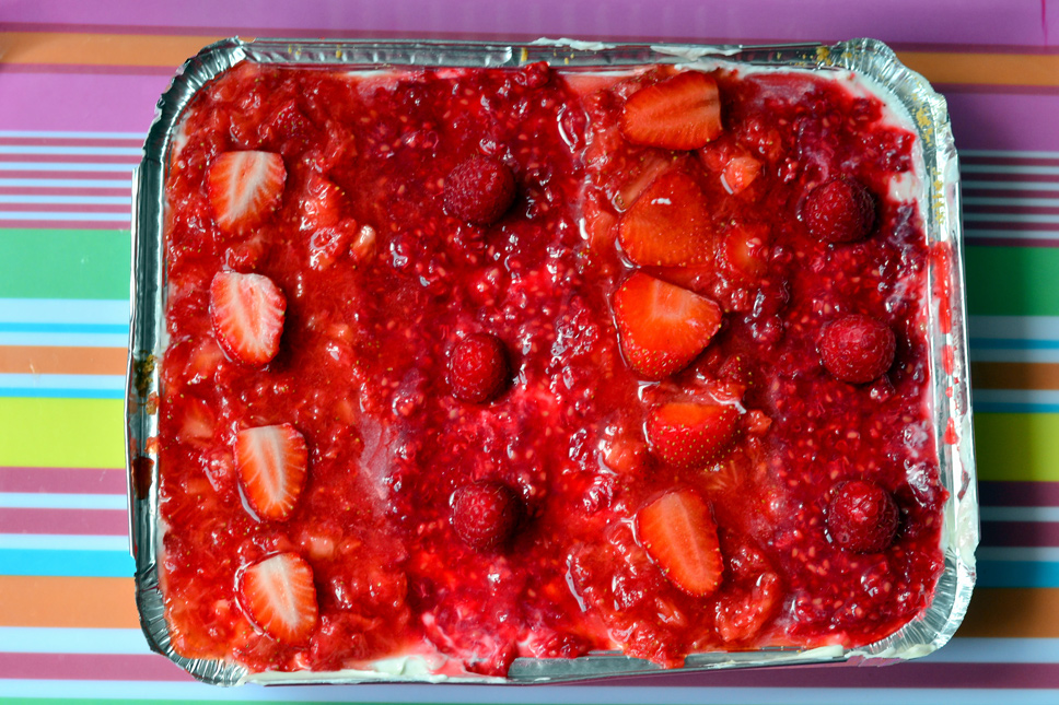 Cheesecake with strawberries and raspberries