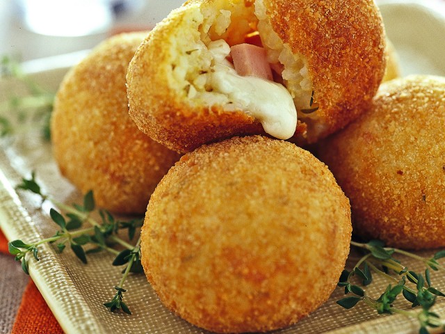 arancini-di-riso-al-prosciutto-e-mozzarella-